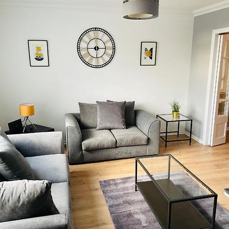Wolverhampton Large 3 Bedrooms 5 Bed House Perfect For Short & Long Stays Contractors Business Nhs Insurance 1 Bathroom And Separate Wc Private Garden Driveway For 2 Large Vehicles Close To City Centre M6 M54 And Walsall Willenhall Cannock Property Luaran gambar