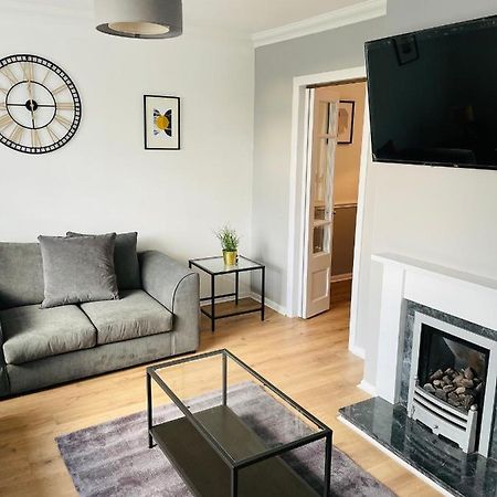 Wolverhampton Large 3 Bedrooms 5 Bed House Perfect For Short & Long Stays Contractors Business Nhs Insurance 1 Bathroom And Separate Wc Private Garden Driveway For 2 Large Vehicles Close To City Centre M6 M54 And Walsall Willenhall Cannock Property Luaran gambar