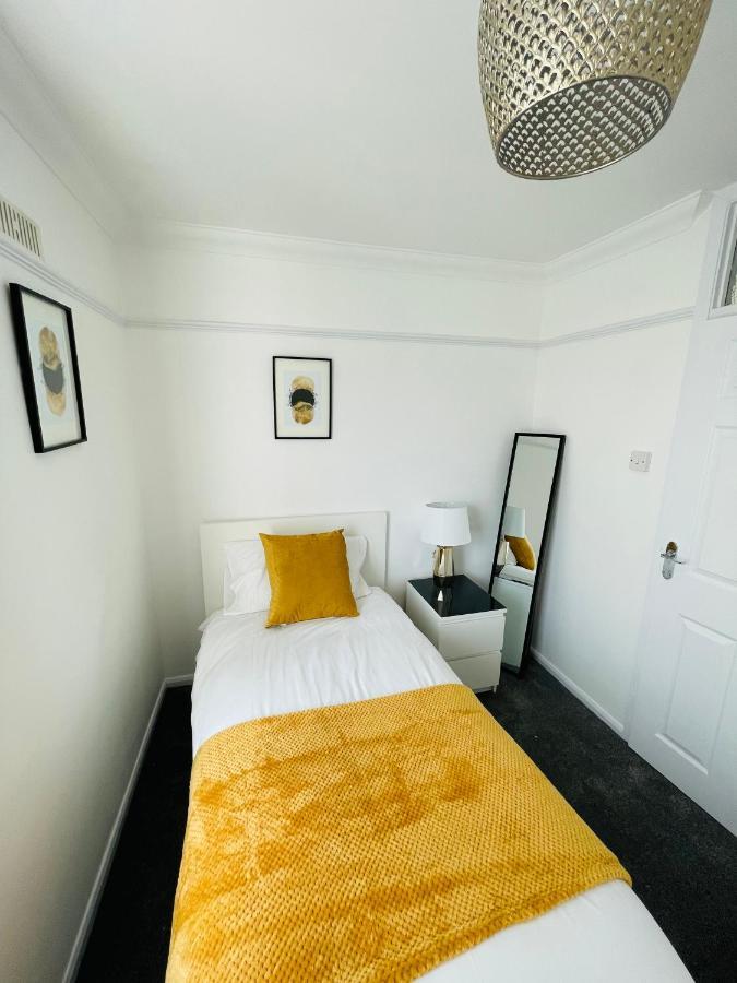 Wolverhampton Large 3 Bedrooms 5 Bed House Perfect For Short & Long Stays Contractors Business Nhs Insurance 1 Bathroom And Separate Wc Private Garden Driveway For 2 Large Vehicles Close To City Centre M6 M54 And Walsall Willenhall Cannock Property Luaran gambar
