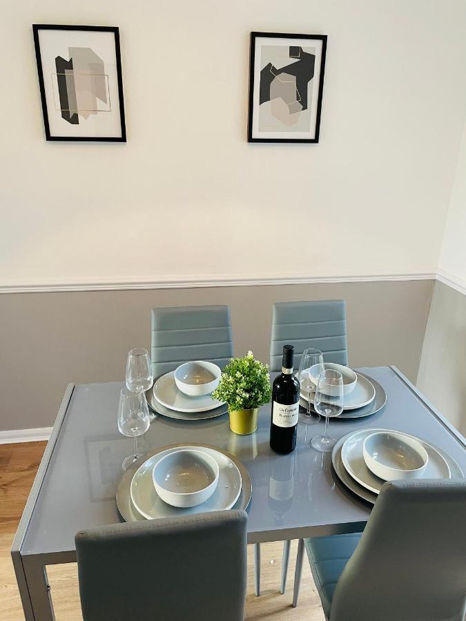 Wolverhampton Large 3 Bedrooms 5 Bed House Perfect For Short & Long Stays Contractors Business Nhs Insurance 1 Bathroom And Separate Wc Private Garden Driveway For 2 Large Vehicles Close To City Centre M6 M54 And Walsall Willenhall Cannock Property Luaran gambar