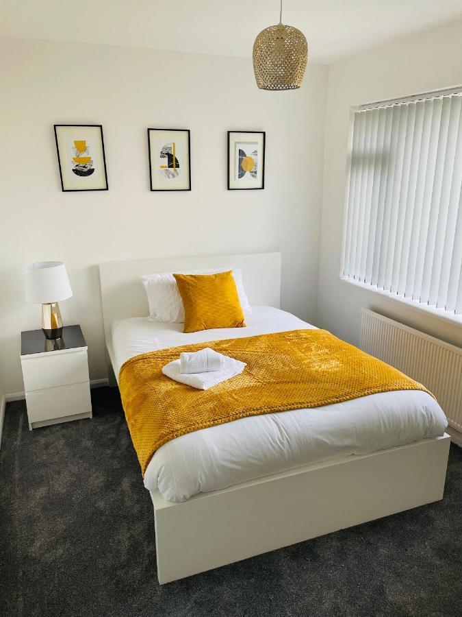 Wolverhampton Large 3 Bedrooms 5 Bed House Perfect For Short & Long Stays Contractors Business Nhs Insurance 1 Bathroom And Separate Wc Private Garden Driveway For 2 Large Vehicles Close To City Centre M6 M54 And Walsall Willenhall Cannock Property Luaran gambar