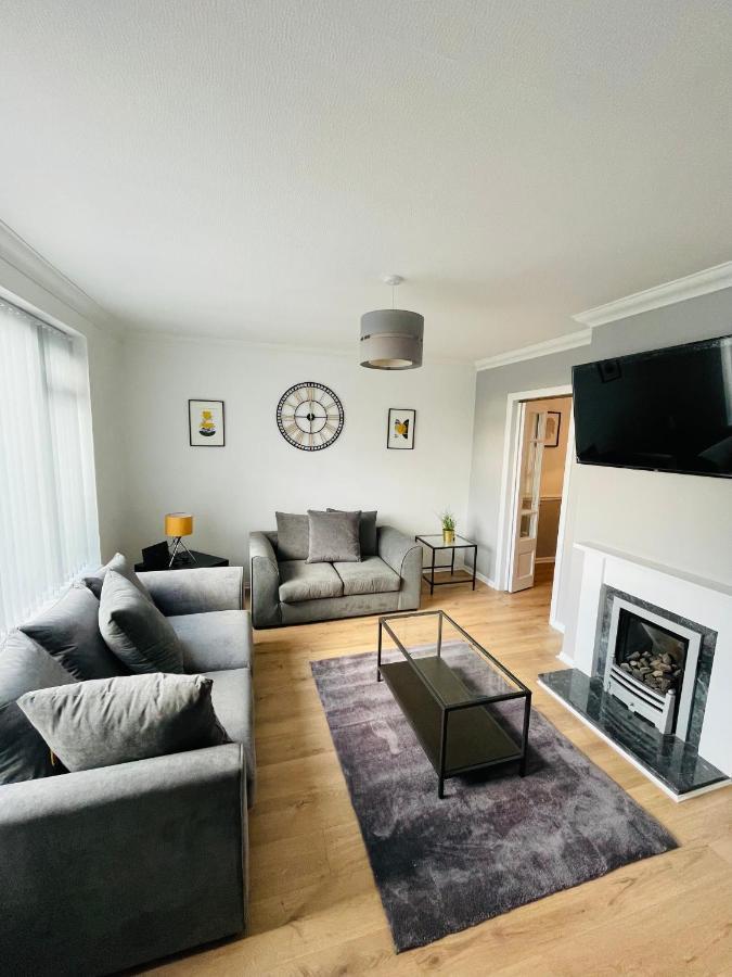 Wolverhampton Large 3 Bedrooms 5 Bed House Perfect For Short & Long Stays Contractors Business Nhs Insurance 1 Bathroom And Separate Wc Private Garden Driveway For 2 Large Vehicles Close To City Centre M6 M54 And Walsall Willenhall Cannock Property Luaran gambar