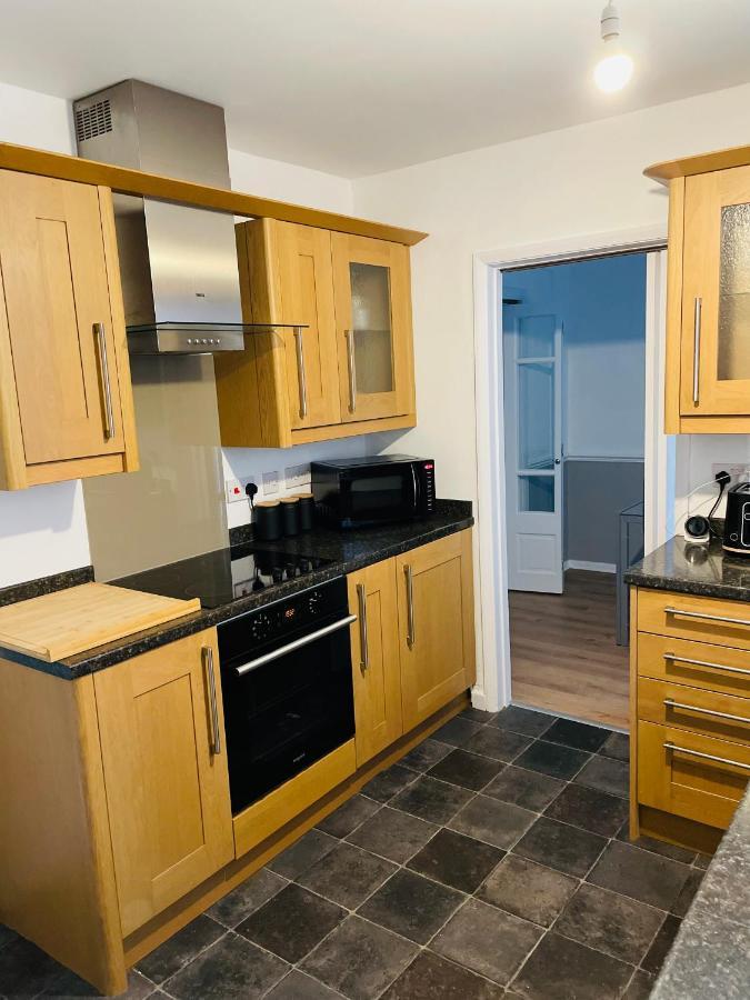 Wolverhampton Large 3 Bedrooms 5 Bed House Perfect For Short & Long Stays Contractors Business Nhs Insurance 1 Bathroom And Separate Wc Private Garden Driveway For 2 Large Vehicles Close To City Centre M6 M54 And Walsall Willenhall Cannock Property Luaran gambar