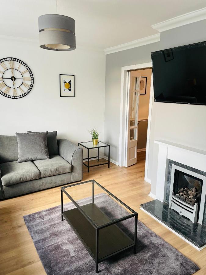Wolverhampton Large 3 Bedrooms 5 Bed House Perfect For Short & Long Stays Contractors Business Nhs Insurance 1 Bathroom And Separate Wc Private Garden Driveway For 2 Large Vehicles Close To City Centre M6 M54 And Walsall Willenhall Cannock Property Luaran gambar