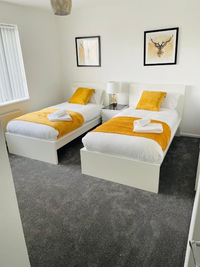 Wolverhampton Large 3 Bedrooms 5 Bed House Perfect For Short & Long Stays Contractors Business Nhs Insurance 1 Bathroom And Separate Wc Private Garden Driveway For 2 Large Vehicles Close To City Centre M6 M54 And Walsall Willenhall Cannock Property Luaran gambar