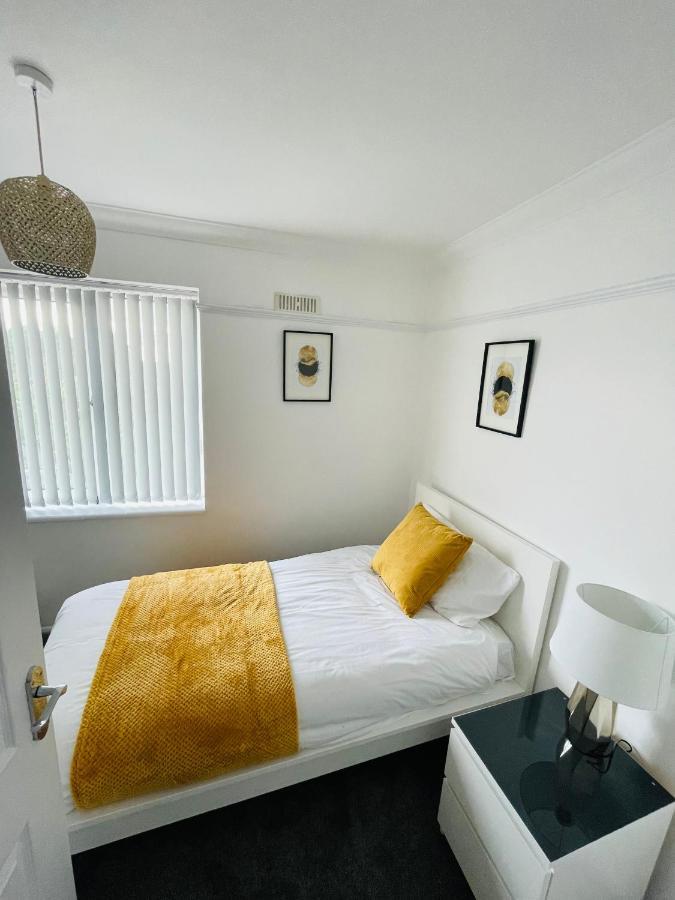 Wolverhampton Large 3 Bedrooms 5 Bed House Perfect For Short & Long Stays Contractors Business Nhs Insurance 1 Bathroom And Separate Wc Private Garden Driveway For 2 Large Vehicles Close To City Centre M6 M54 And Walsall Willenhall Cannock Property Luaran gambar