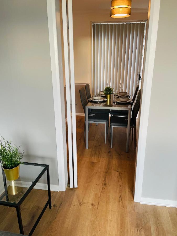 Wolverhampton Large 3 Bedrooms 5 Bed House Perfect For Short & Long Stays Contractors Business Nhs Insurance 1 Bathroom And Separate Wc Private Garden Driveway For 2 Large Vehicles Close To City Centre M6 M54 And Walsall Willenhall Cannock Property Luaran gambar