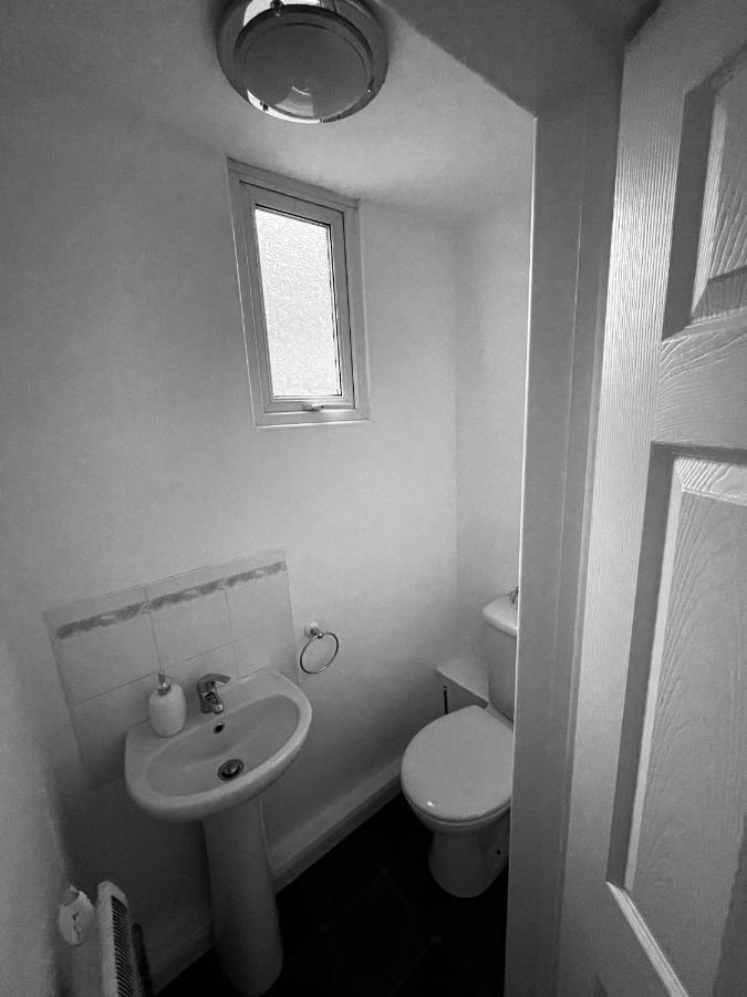 Wolverhampton Large 3 Bedrooms 5 Bed House Perfect For Short & Long Stays Contractors Business Nhs Insurance 1 Bathroom And Separate Wc Private Garden Driveway For 2 Large Vehicles Close To City Centre M6 M54 And Walsall Willenhall Cannock Property Luaran gambar