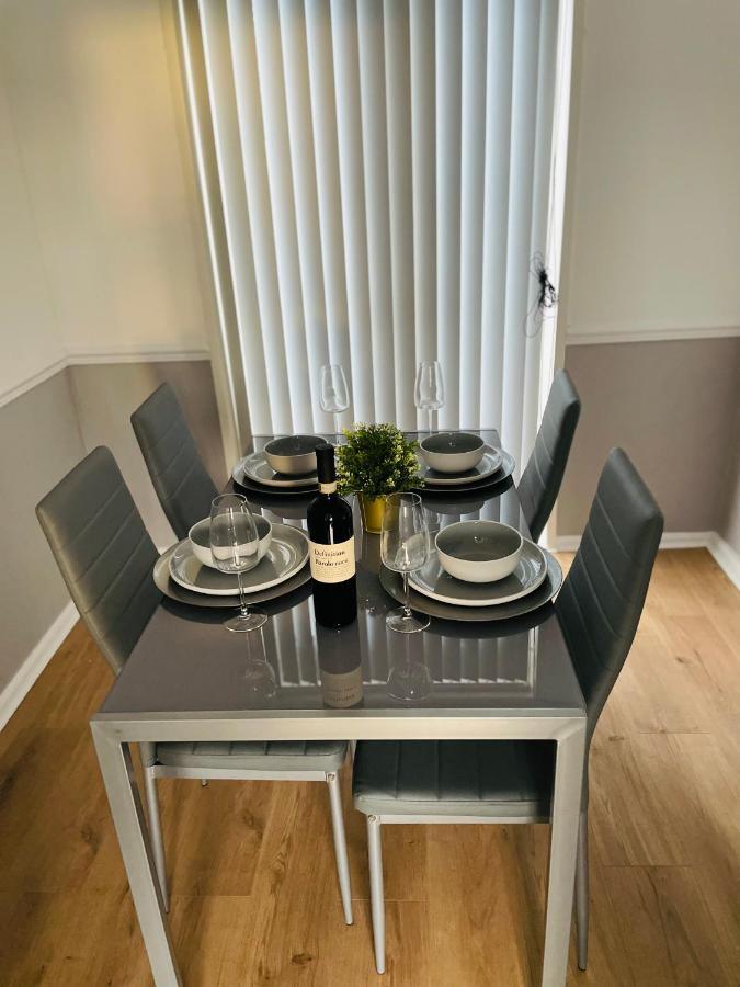 Wolverhampton Large 3 Bedrooms 5 Bed House Perfect For Short & Long Stays Contractors Business Nhs Insurance 1 Bathroom And Separate Wc Private Garden Driveway For 2 Large Vehicles Close To City Centre M6 M54 And Walsall Willenhall Cannock Property Luaran gambar