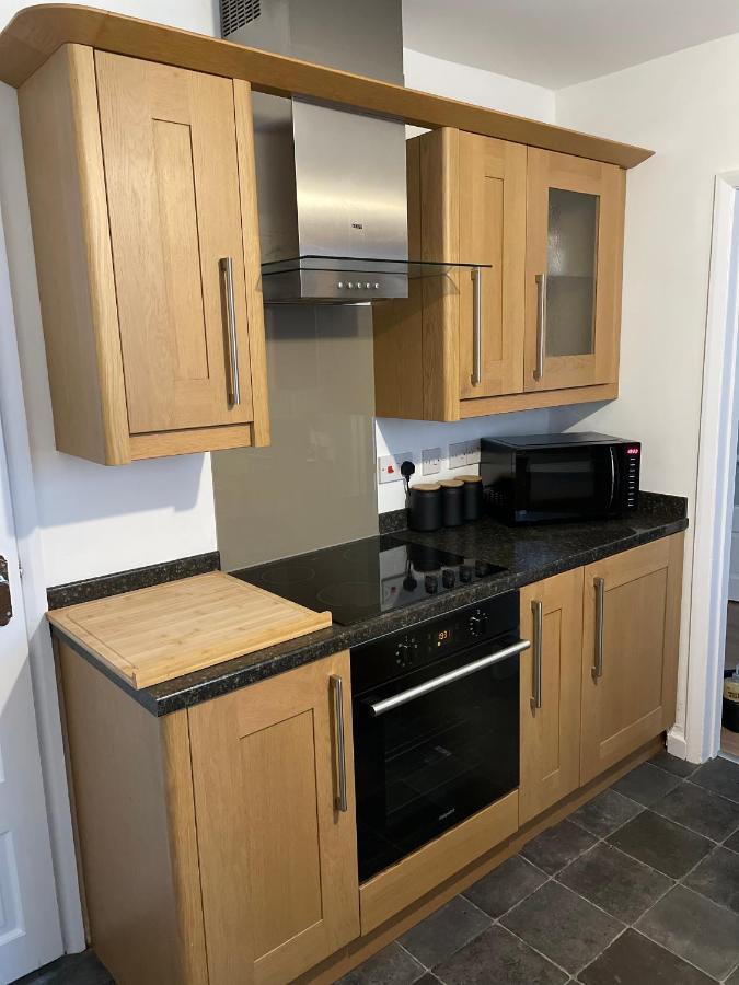 Wolverhampton Large 3 Bedrooms 5 Bed House Perfect For Short & Long Stays Contractors Business Nhs Insurance 1 Bathroom And Separate Wc Private Garden Driveway For 2 Large Vehicles Close To City Centre M6 M54 And Walsall Willenhall Cannock Property Luaran gambar